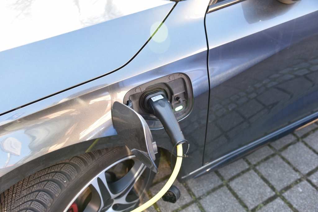 Ein Auto wird elektrisch betankt. (Symbolbild) Ein Auto wird elektrisch betankt. (Symbolbild)