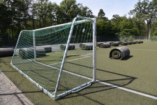 Ein Spielfeld der SG. Ein Teil des alten Kunstrasens, der ausgetauscht wird, ist bereits aufgerollt und zum Abtransport bereit. Ein Spielfeld der SG. Ein Teil des alten Kunstrasens, der ausgetauscht wird, ist bereits aufgerollt und zum Abtransport bereit.