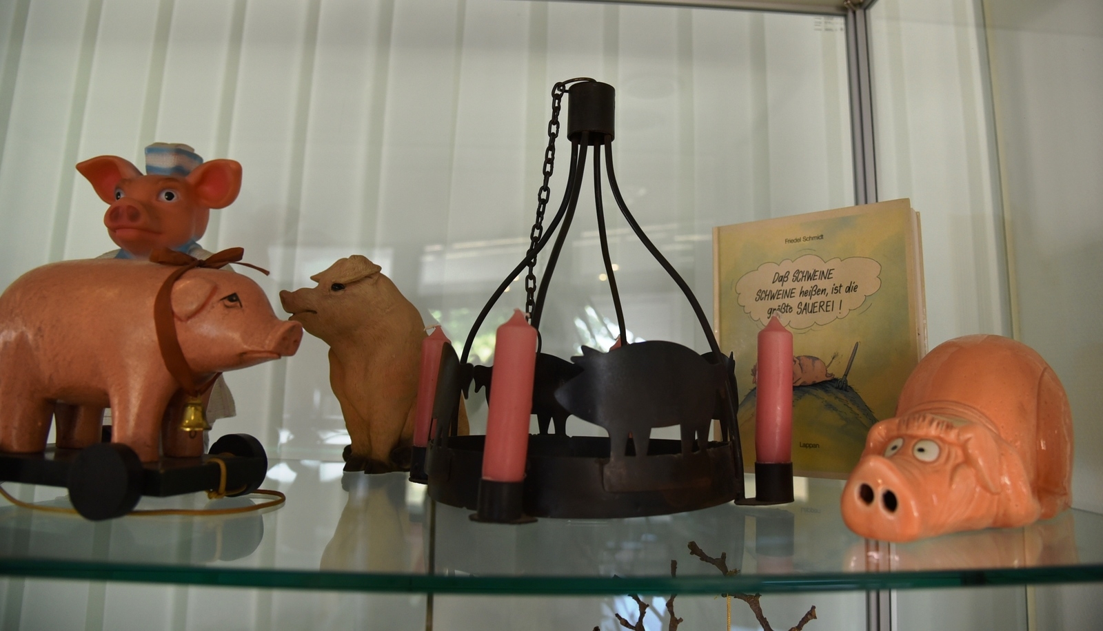 Schweine in verschiedenen Ausführungen sind im Rathausfoyer ausgestellt, aus der Sammlung der Familie Zund. 