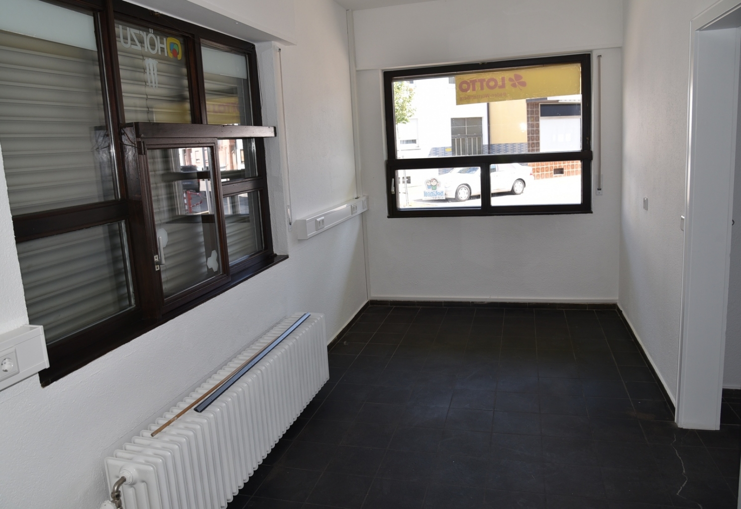 Wände, Fenster und Heizkörper wurden frisch gestrichen.