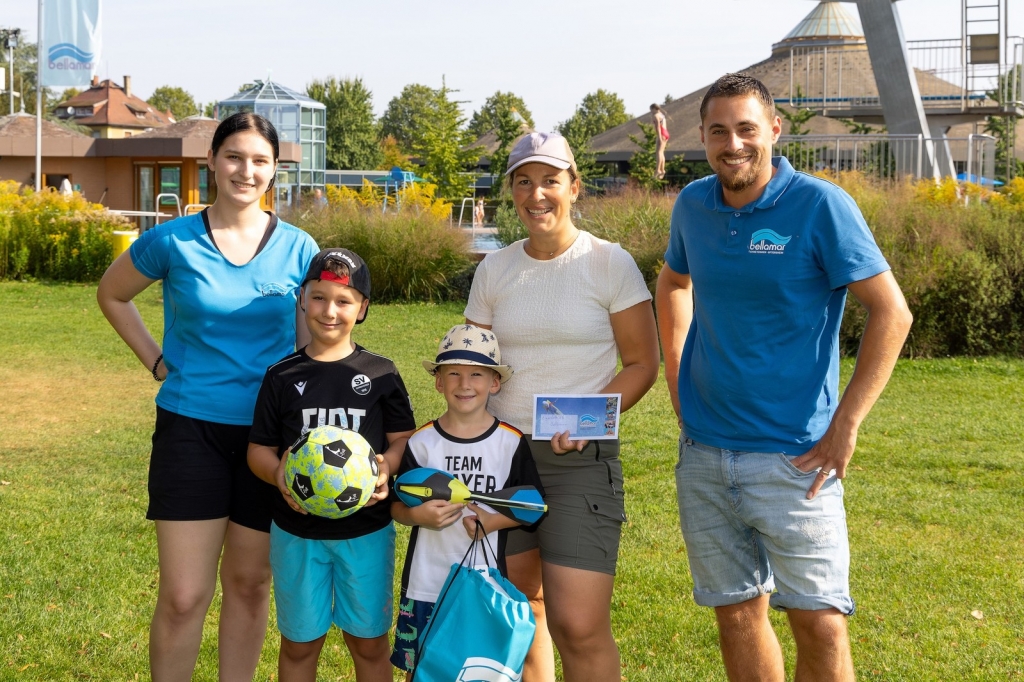 Sarah Wolff vom Bellamar-Team (links) und Bellamar-Bäderleiter Christopher Di-Vita (rechts) begrüßen Carina Rühle und ihre Jungs Leon und Julius Sarah Wolff vom Bellamar-Team (links) und Bellamar-Bäderleiter Christopher Di-Vita (rechts) begrüßen Carina Rühle und ihre Jungs Leon und Julius