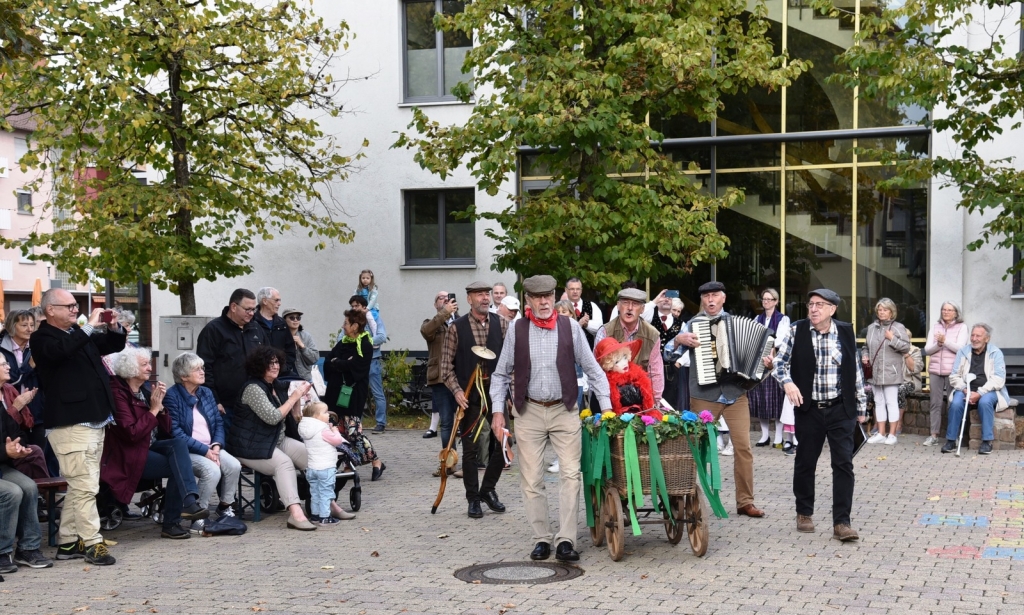 Die Kerweborscht laufen singend auf dem Schulhof ein. In der Besetzung im Jahr 2023. Die Kerweborscht laufen singend auf dem Schulhof ein. In der Besetzung im Jahr 2023.