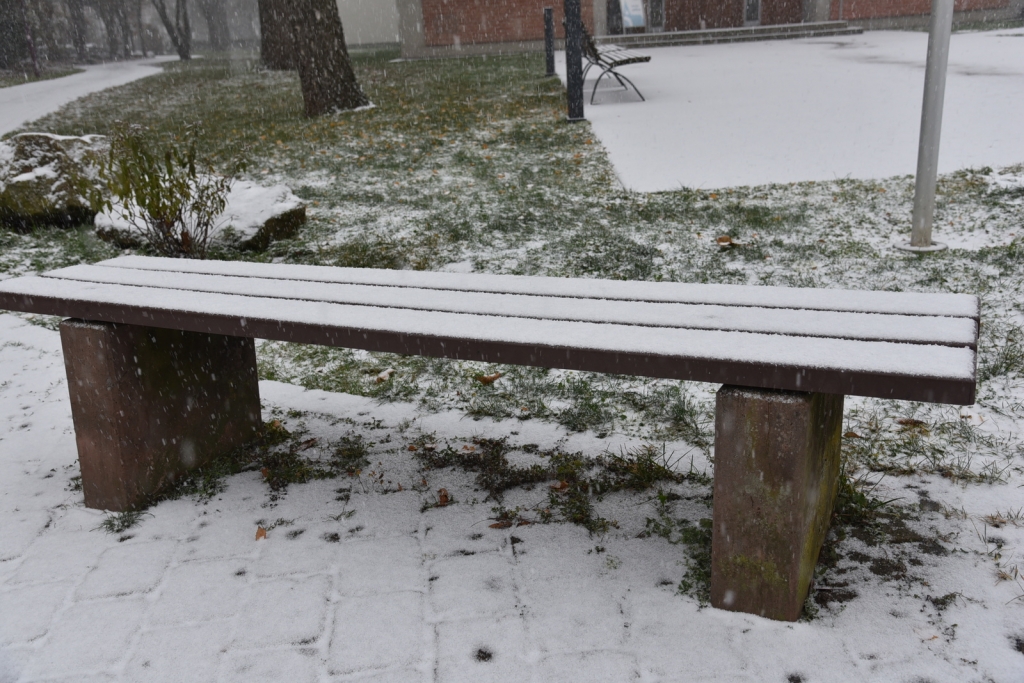Verschneite Sitzbank (Symbolbild) Verschneite Sitzbank (Symbolbild)