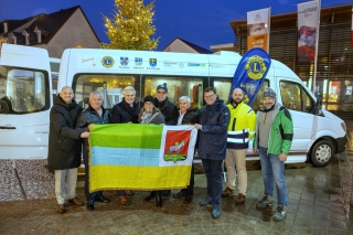 Spendenübergabe: Von links: Pascal Seidel (Bürgermeister Oftersheim) Volodymyr Motzor (Vize-Bürgermeister Kozelets) Oberbürgermeister von Schwetzingen Matthias Steffan, Sabine Stechl (Präsidentin Lionsclub Churpfalz), Dr. Siegfried Beichter (Präsident Lions Club Schwetzingen), Valentyn Bryhynets (Bürgermeister Kozelets), Nils Drescher (Bürgermeister Plankstadt), David Windisch (Azubi Stadt Plankstadt), Andreas Ernst (Bauamtsleiter Stadt Plankstadt). Foto: cheesy Spendenübergabe: Von links: Pascal Seidel (Bürgermeister Oftersheim) Volodymyr Motzor (Vize-Bürgermeister Kozelets) Oberbürgermeister von Schwetzingen Matthias Steffan, Sabine Stechl (Präsidentin Lionsclub Churpfalz), Dr. Siegfried Beichter (Präsident Lions Club Schwetzingen), Valentyn Bryhynets (Bürgermeister Kozelets), Nils Drescher (Bürgermeister Plankstadt), David Windisch (Azubi Stadt Plankstadt), Andreas Ernst (Bauamtsleiter Stadt Plankstadt). Foto: cheesy