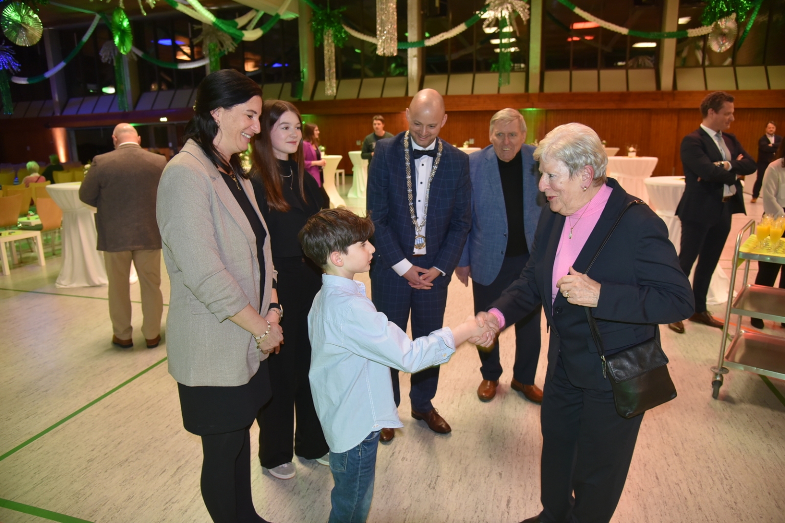 Zu Beginn wurden die Gäste per Handschlag von Bürgermeister Seidel und seiner Familie begrüßt.