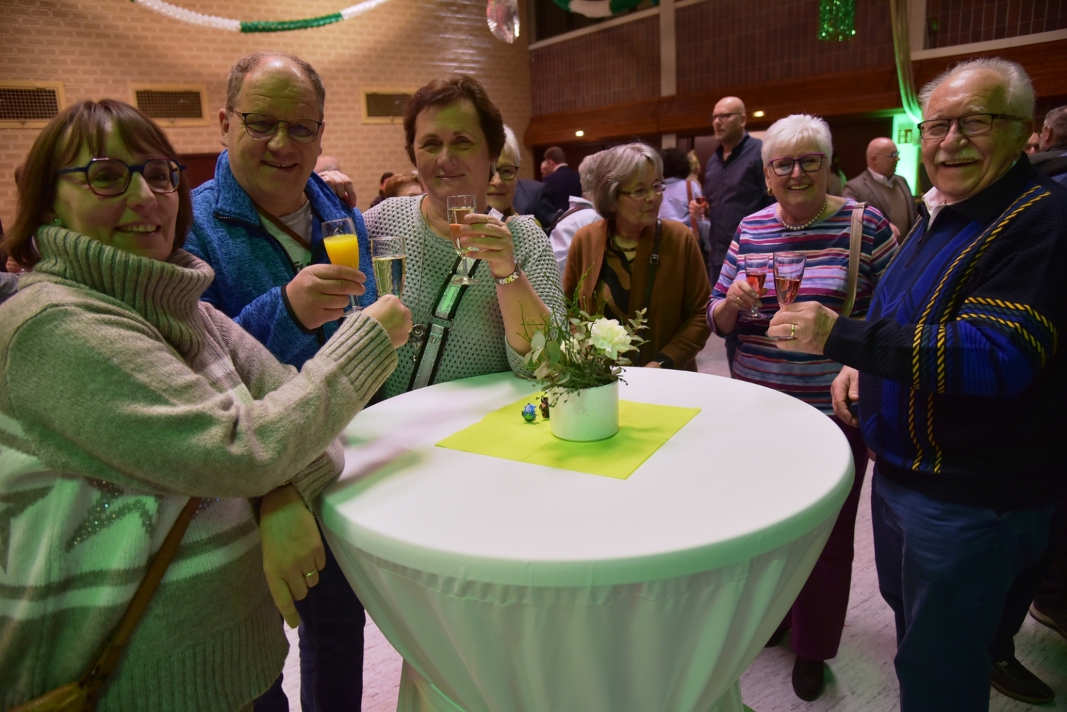 Schon zu Beginn stießen die Gäste fröhlich auf das neue Jahr an. 