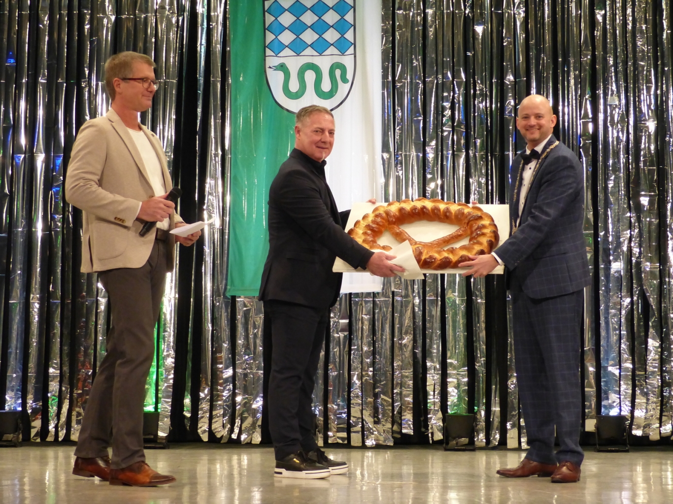 Die Neujahrsbrezel wurde überreicht.