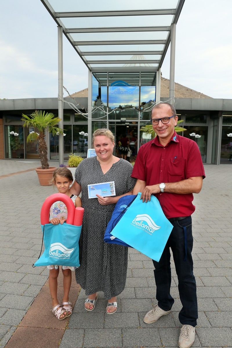 Jenifer Ogryseck und Tochter Mariella freuen sich über die Glückwünsche und Präsente von Bellmar Bäderleiter Alexander Happold, Foto Norbert Lenhardt Bildrechte Eigenbetrieb Bellamar Jenifer Ogryseck und Tochter Mariella freuen sich über die Glückwünsche und Präsente von Bellmar Bäderleiter Alexander Happold, Foto Norbert Lenhardt Bildrechte Eigenbetrieb Bellamar