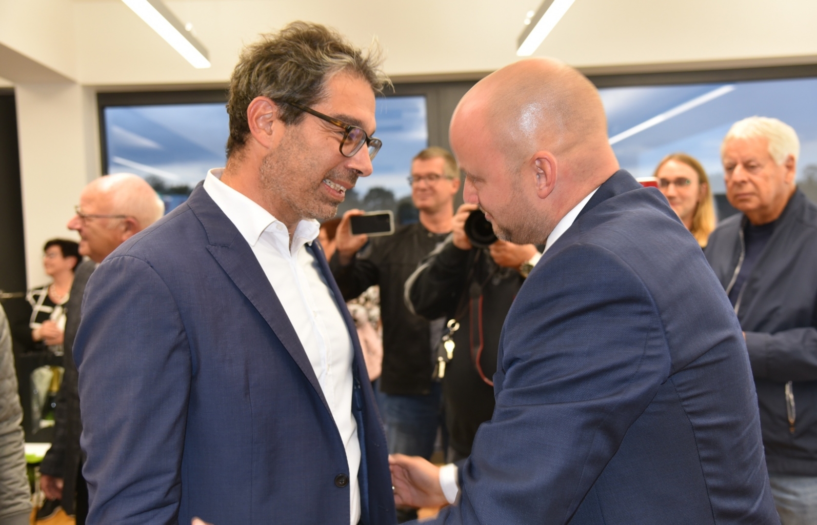 Zu den Gratulanten zählt auch Dr. Andre Baumann, Staatssekretär im Ministerium für Umwelt, Klima und Energiewirtschaft.