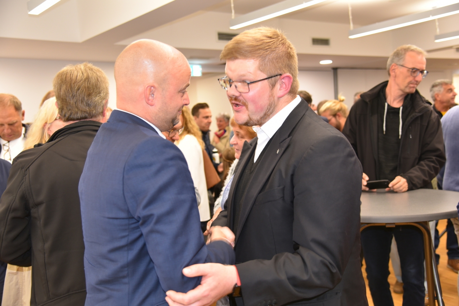 Viele gratulieren Pascal Seidel zum Wahlsieg, hier Pfarrer Tobias Habicht.