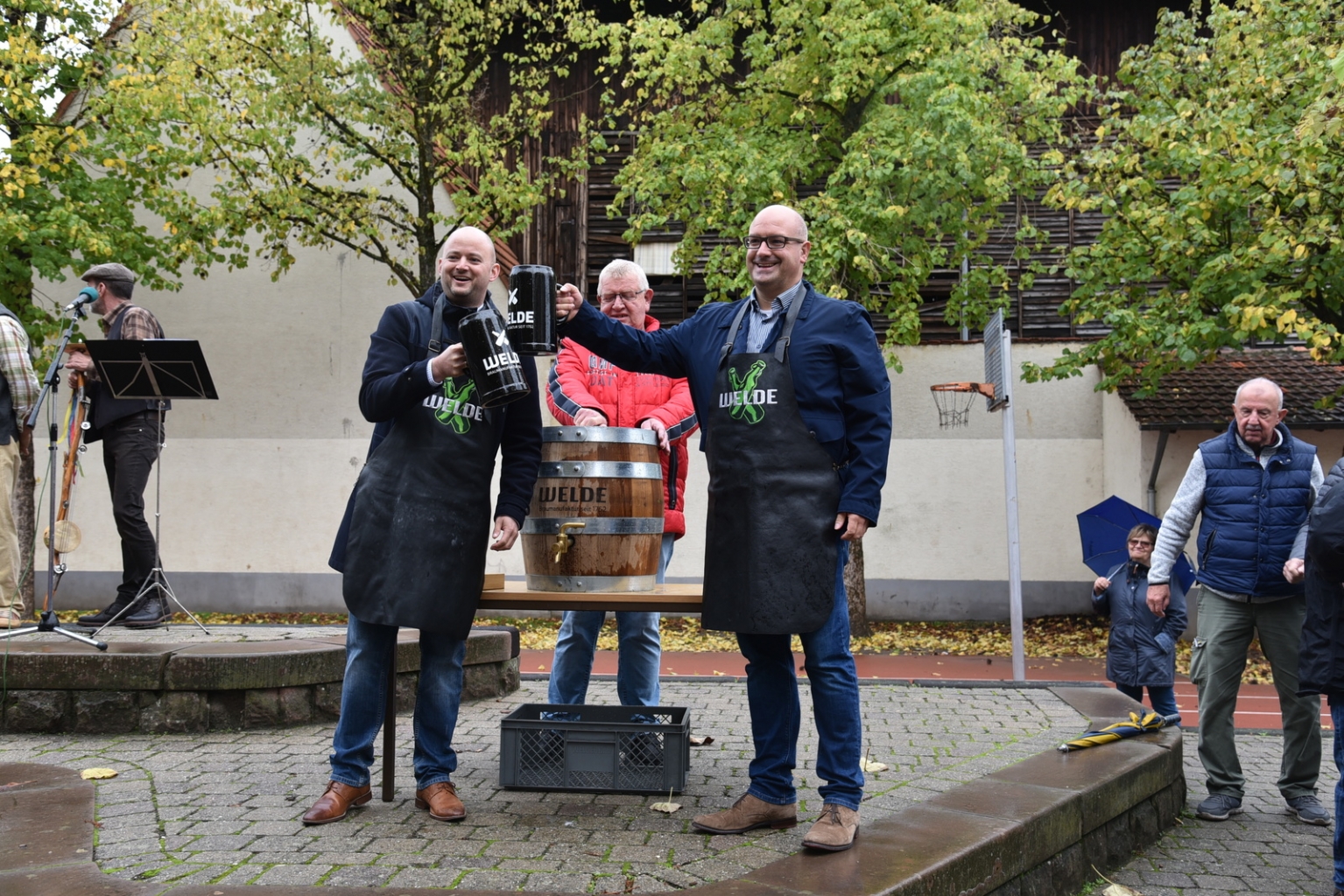 Fassbieranstich, links der angehende Bürgermeister Pascal Seidel, rechts der amtierende Bürgermeister Jens Geiß.