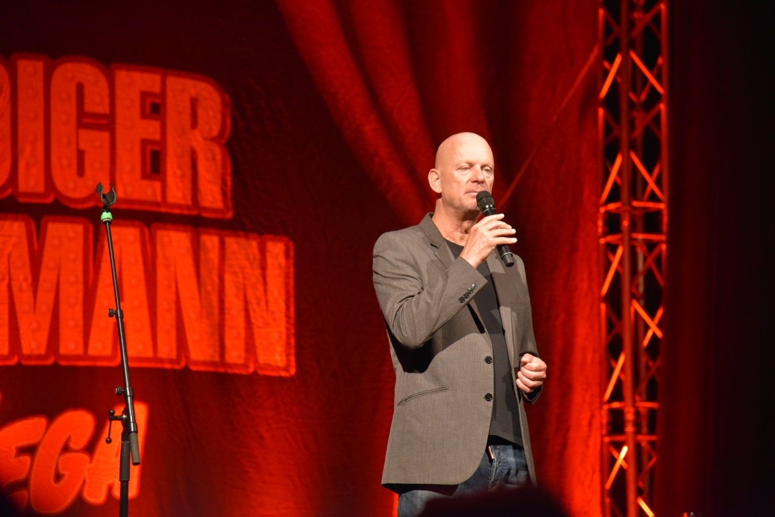 Der Komiker Rüdiger Hoffmann auf der Bühne in der Roland-Seidel-Halle.