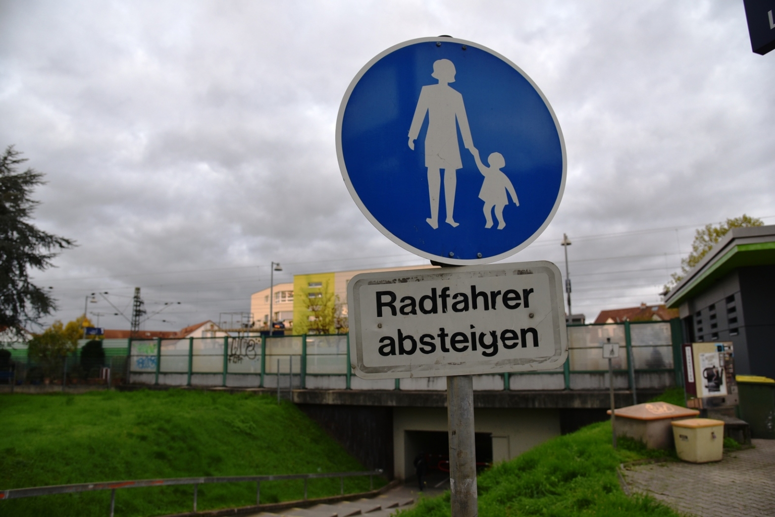 Schilder mit dem Aufdruck Radfahrer absteigen oberhalb der Bahnhofsunterführung - hier wurden Radfahrerinnen und Radfahrer kontrolliert.
