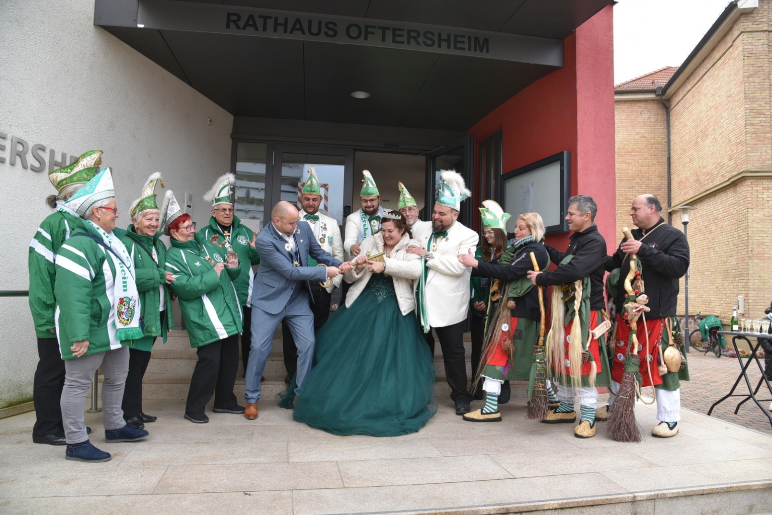 Bürgermeister Seidel ringt mit Prinzessin Sina II. um den Rathausschlüssel.