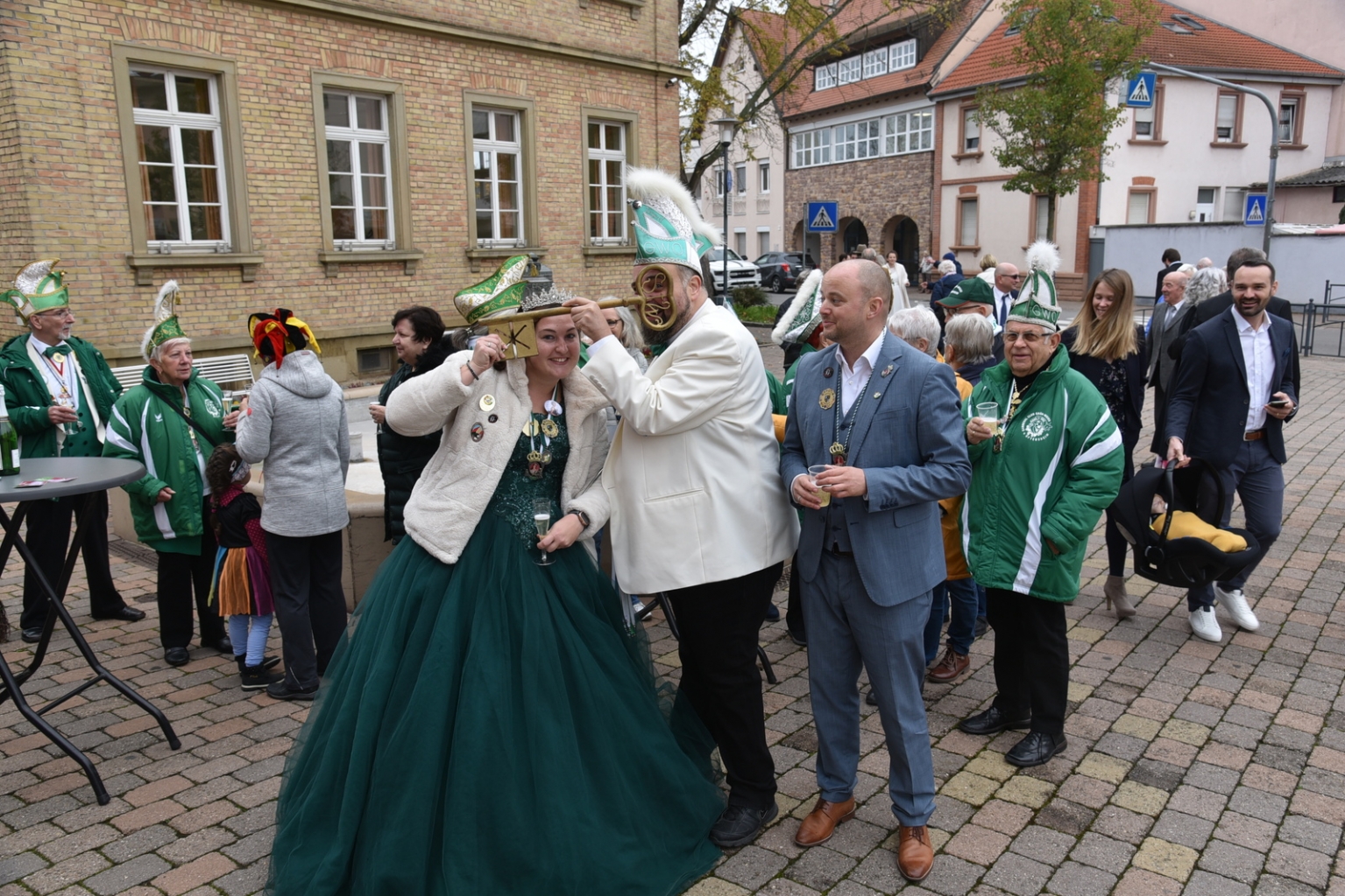 Den Sekt gab es am Brunnen vor dem Rathaus. 