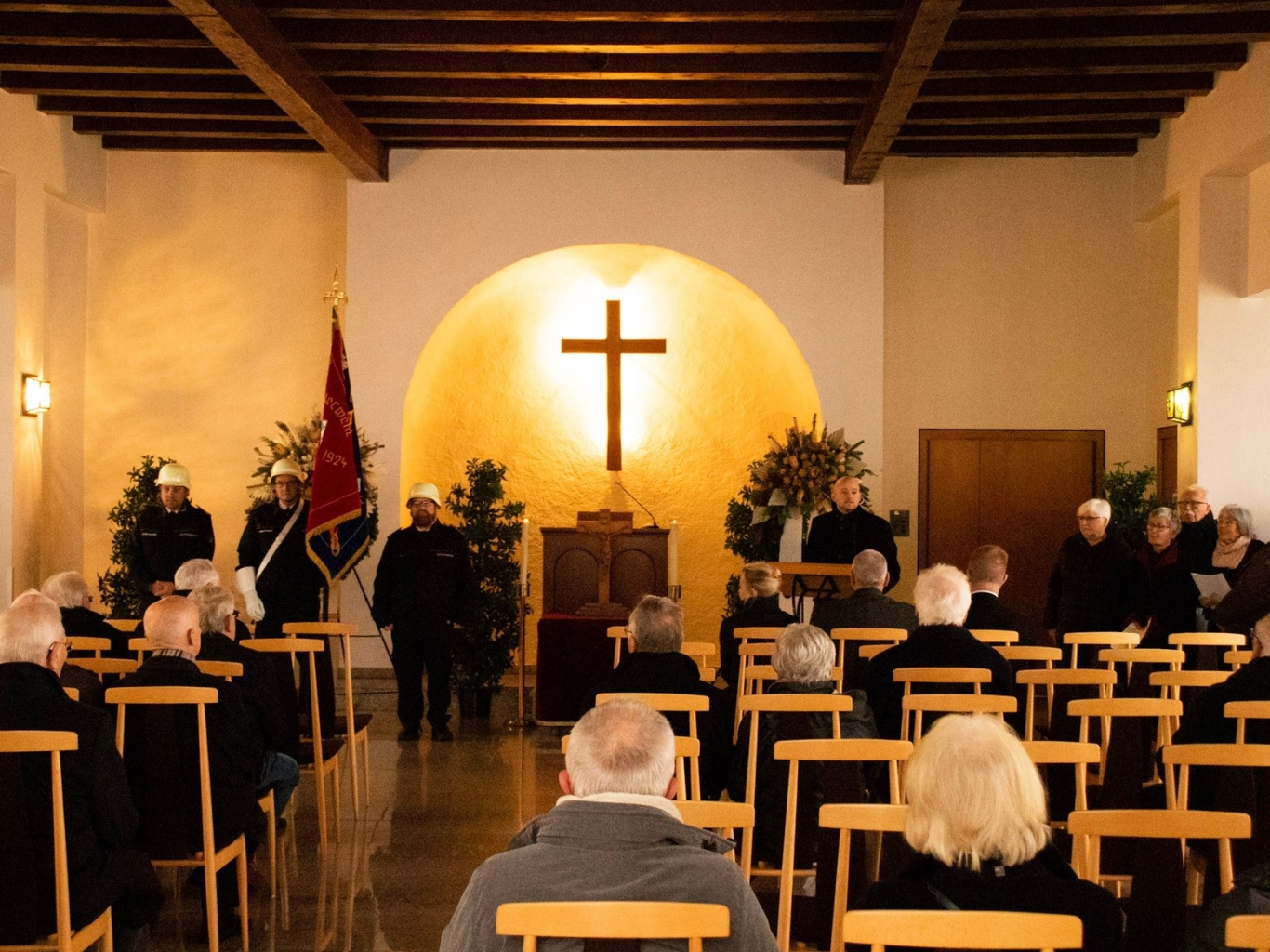 Bürgermeister Pascal Seidel spricht zum Volkstrauertag in der Trauerhalle.