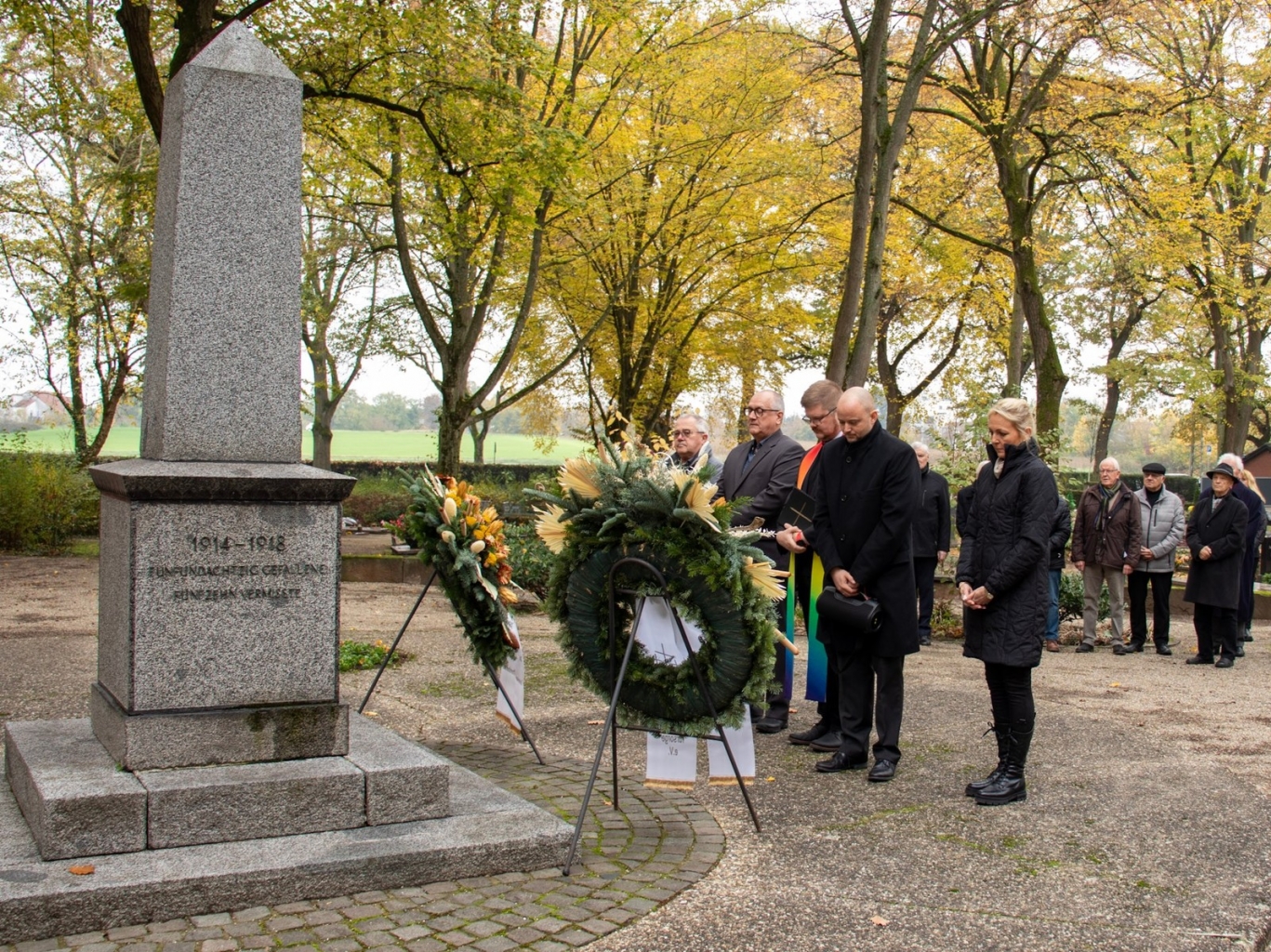 Gedenken vor dem Ehrenmal.