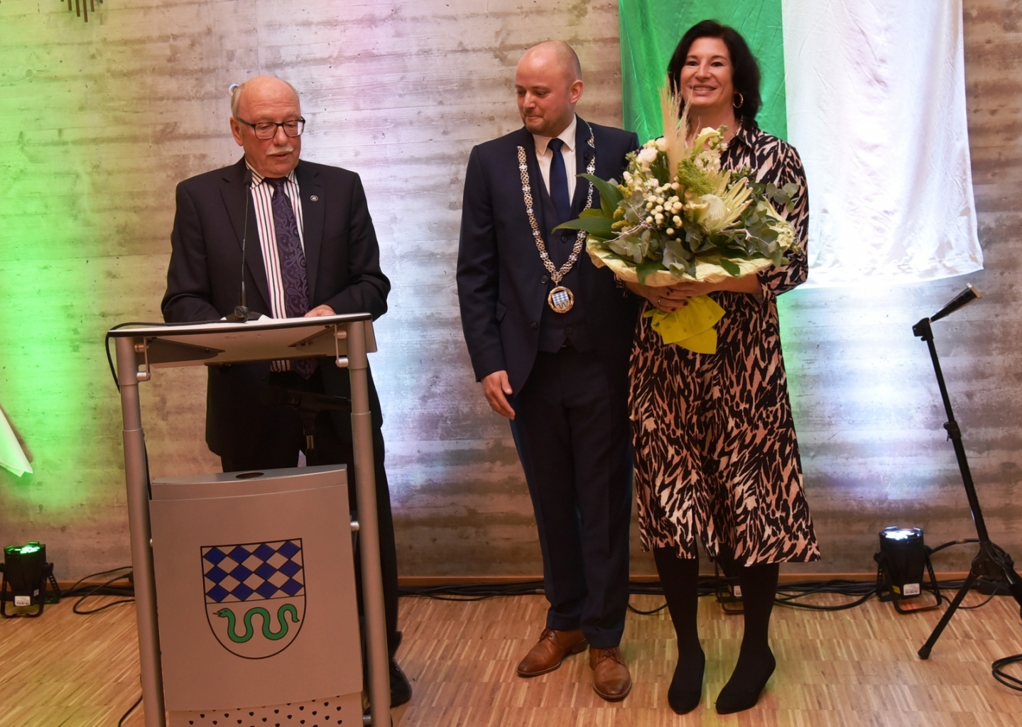 Bürgermeisterstellvertreter Michael Seidling verpflichtet Bürgermeister Pascal Seidel, dessen Ehefrau Alexandra erhält einen Blumenstrauß.