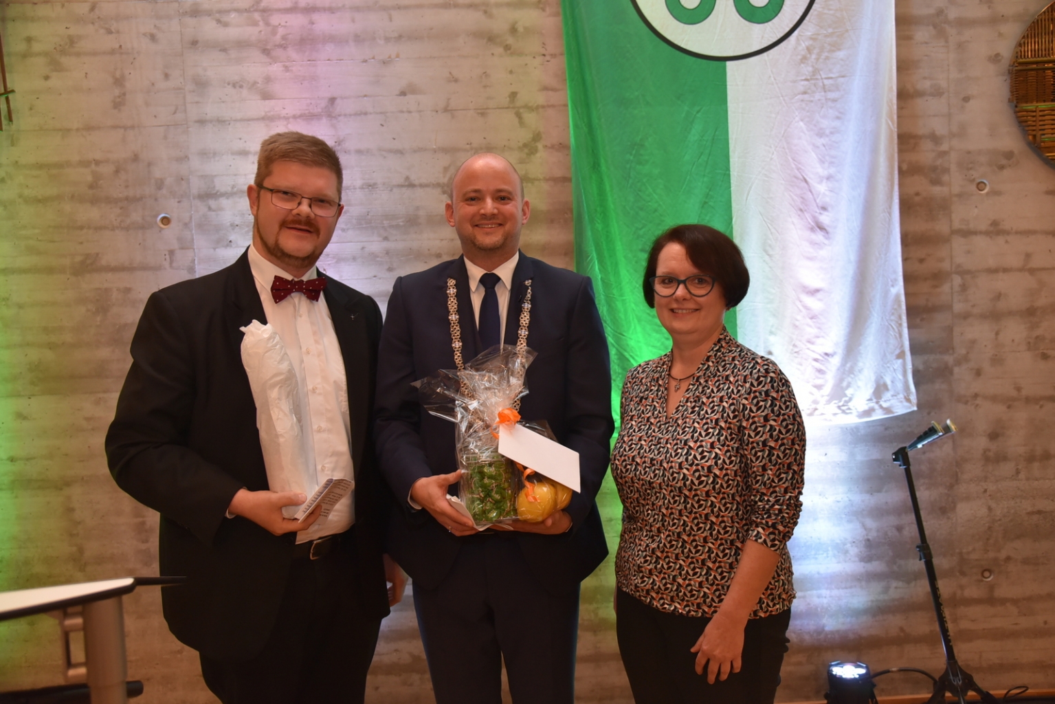 Pfarrer Tobias Habicht und Marion Kolb von der katholischen Seelsorgeeinheit überreichen Bürgermeister Seidel Geschenke.