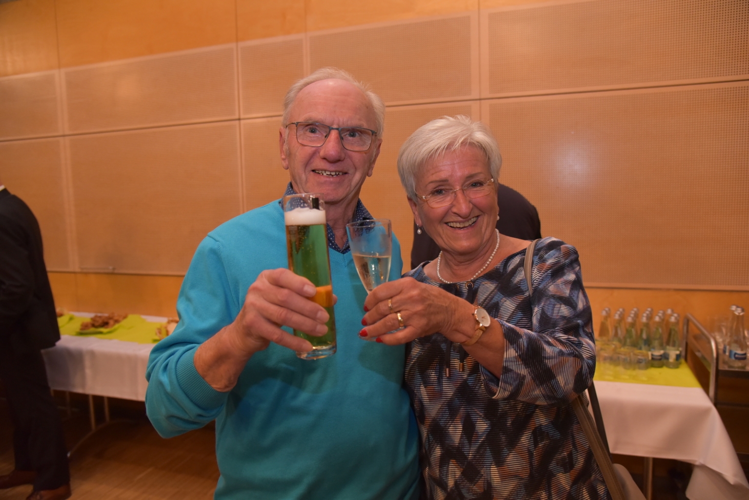 Anstoßen mit Sekt und Bier nach der offiziellen Amtseinführung