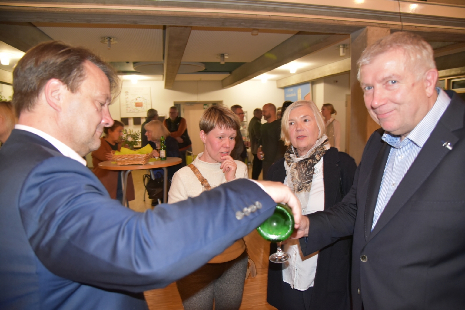 Entspannte Gespräche bei Sekt, Orangensaft und Laugengebäck. Links vorne Kulturamtsleiter Guido Hillengaß, rechts vorne Gemeinde- und Kreisrat Dr. Frank Weiß.