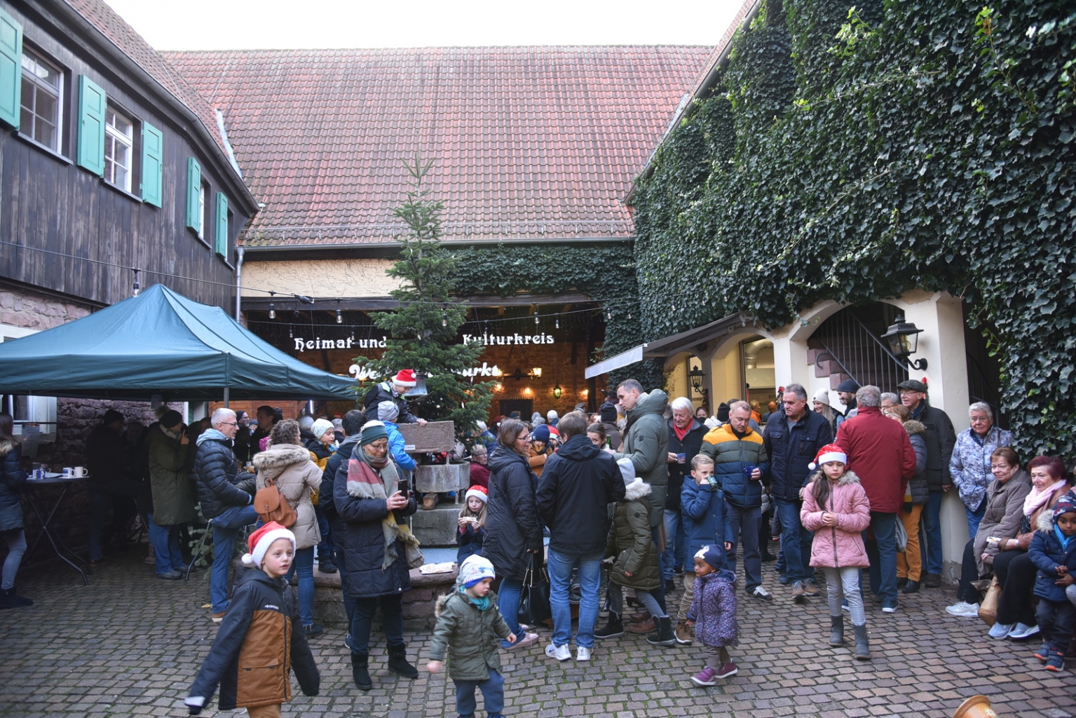 Viele Besucherinnen und Besucher auf dem Weihnachtsmarkt, hier der Innenhof der Mannheimer Straße 59.