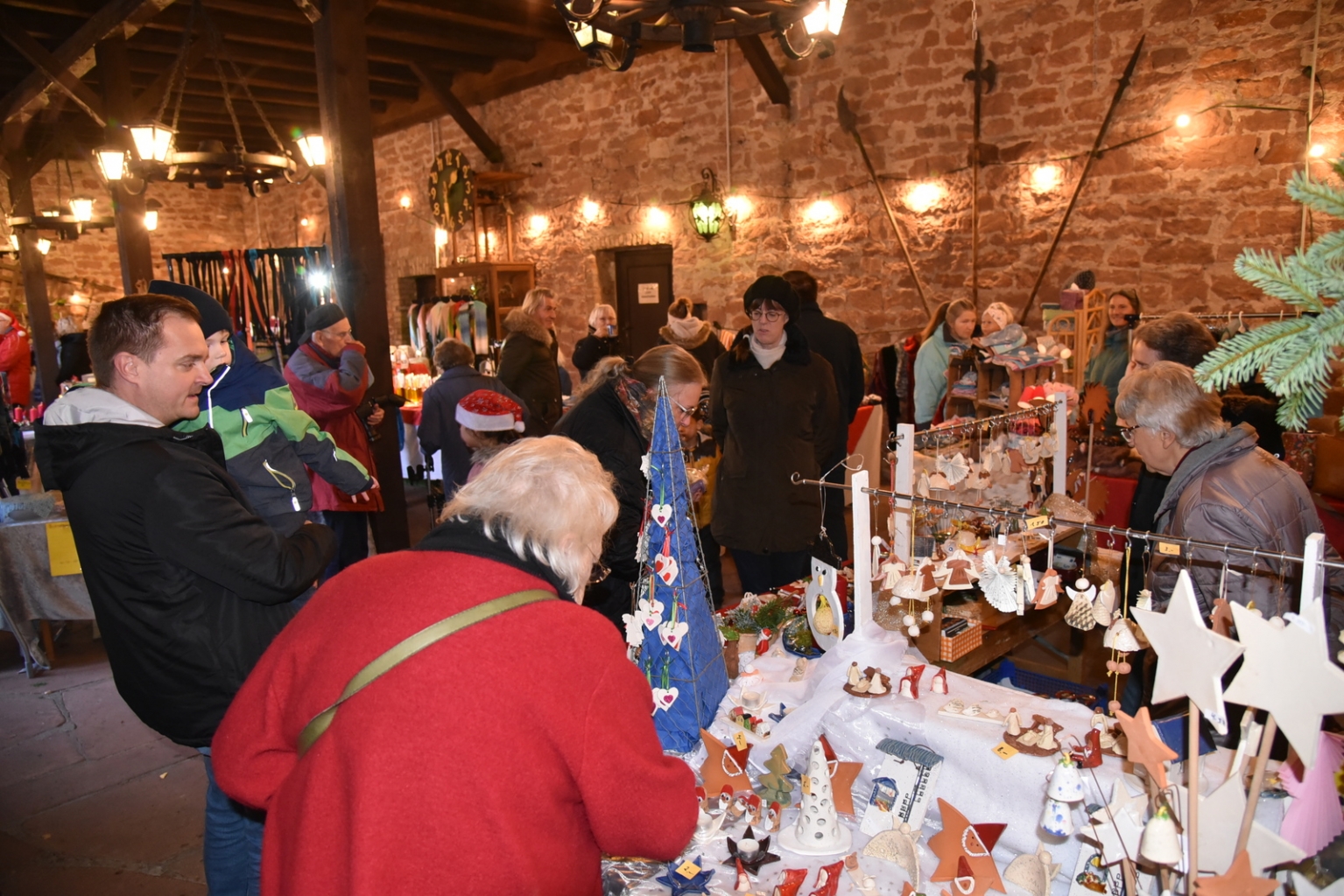 Viele Besucherinnen und Besucher tummelten sich an den Ständen.