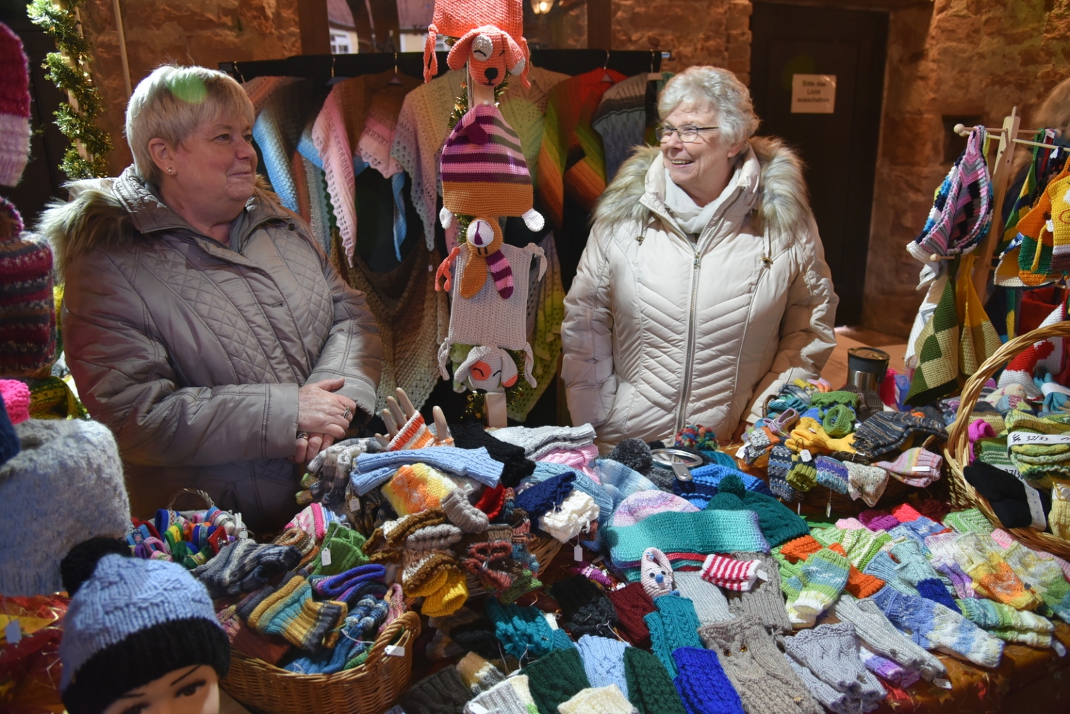 Gegen die Kälte halfen selbstgestrickte Mützen, Stulpen und Schals, die auch angeboten wurden. 