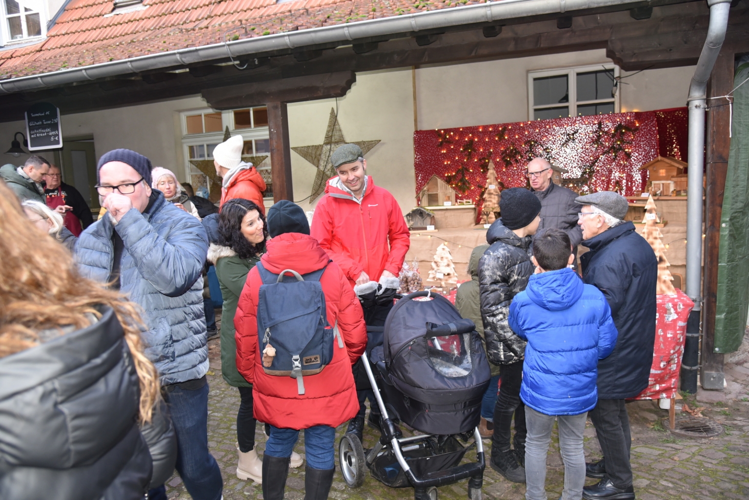 Auf dem Weihnachtsmarkt ist immer Zeit für einen Plausch.