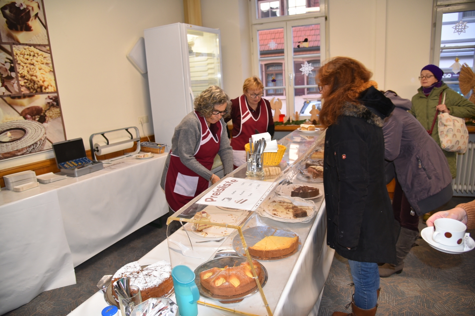 Im Adventscafé gab es leckeren Kuchen. 