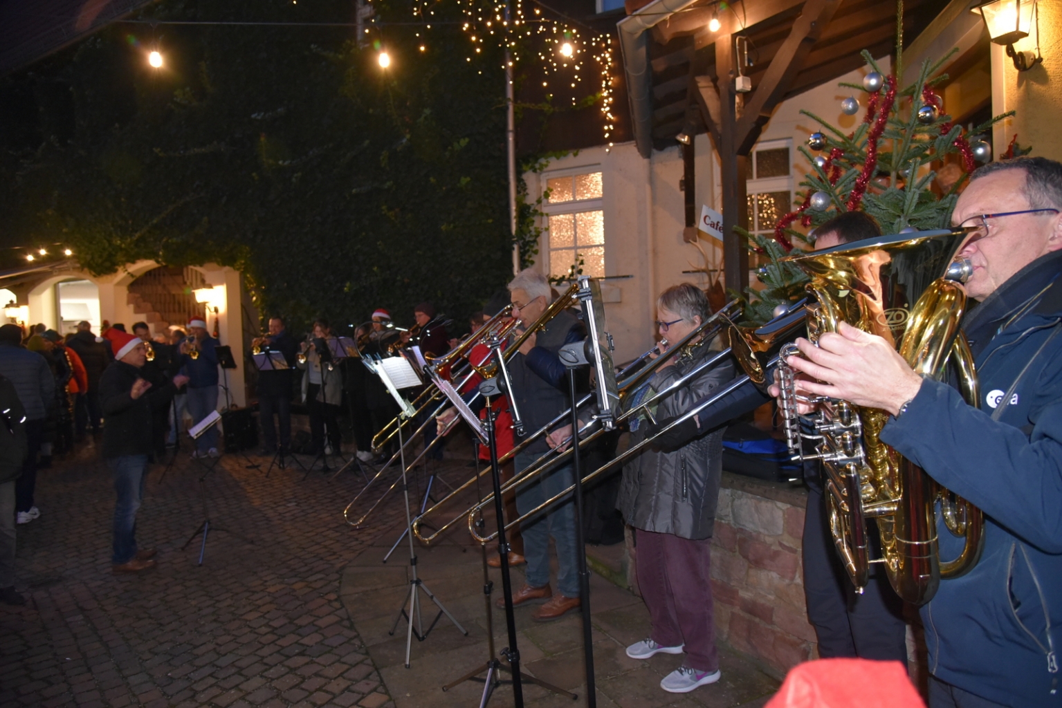 Der Posaunenchor zauberte weihnachtliche Stimmung in den Innenhof.