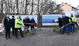 Spatenstich - Beginn des Glasfaserausbaus in Oftersheim durch fibernet.rn. Bild vlnr: Felix Junker (Innenministerium Ba-Wü, Digitale Infrastruktur), Jens Rüttinger (SPD-Gemeinderat), Marco Benincasa (Bauleitung fibergo), Peter Mülbaier (Geschäftsführer fibernet.rn), Marco Stumpf (Zweckverband Techn. Leiter), Florian Haseidl (Bauleitung fibernet), Bürgermeister Pascal Seidel, Ortsbaumeister Ernst Meißner, Thomas Heusel (Operative Leitung fibernet.rn), Michael Hambsch (BIT-Ingenieure) Spatenstich - Beginn des Glasfaserausbaus in Oftersheim durch fibernet.rn. Bild vlnr: Felix Junker (Innenministerium Ba-Wü, Digitale Infrastruktur), Jens Rüttinger (SPD-Gemeinderat), Marco Benincasa (Bauleitung fibergo), Peter Mülbaier (Geschäftsführer fibernet.rn), Marco Stumpf (Zweckverband Techn. Leiter), Florian Haseidl (Bauleitung fibernet), Bürgermeister Pascal Seidel, Ortsbaumeister Ernst Meißner, Thomas Heusel (Operative Leitung fibernet.rn), Michael Hambsch (BIT-Ingenieure)