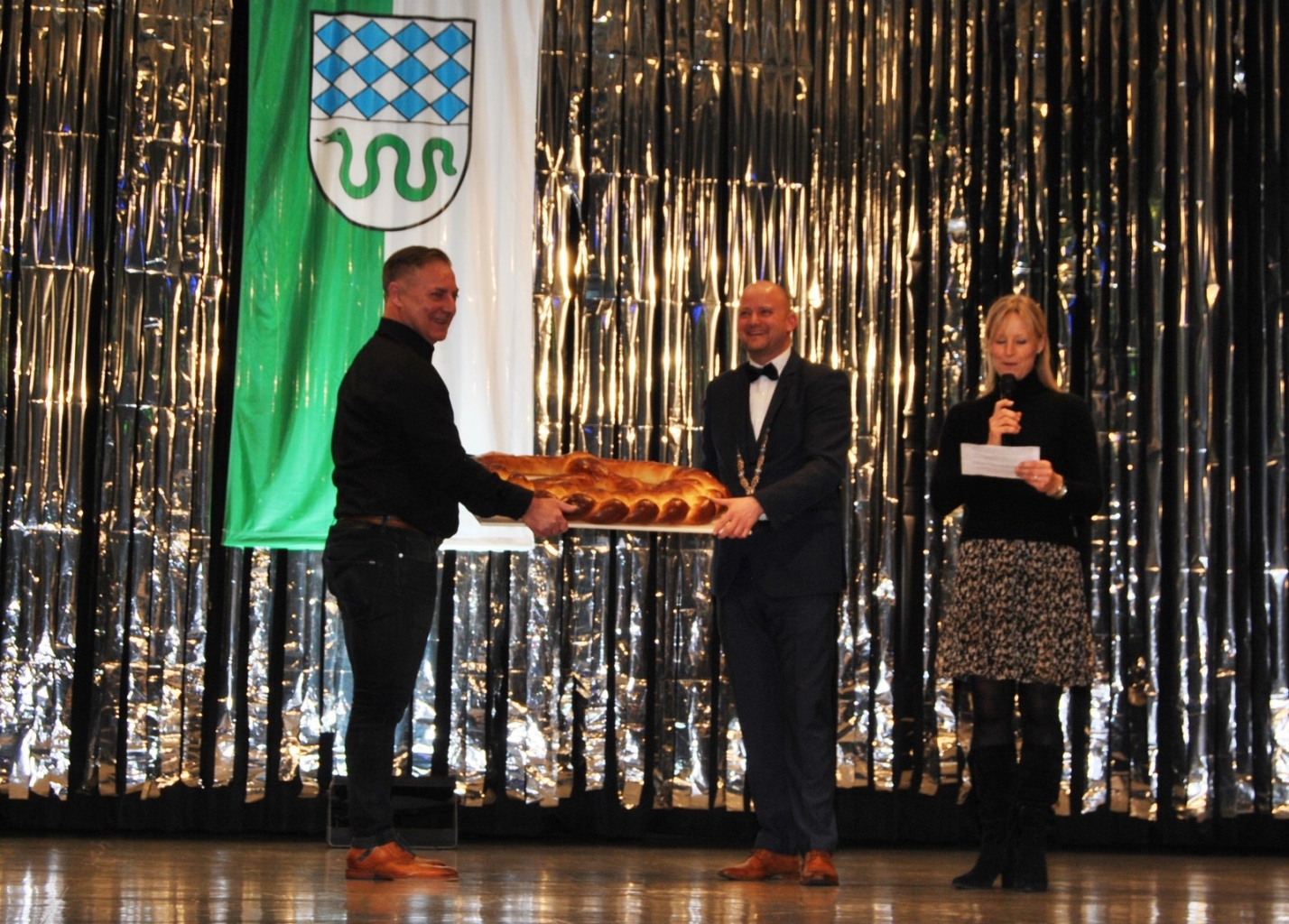 Detlev Bechtel und Sylvia Höfs vom Vereinskartell überreichen die Neujahrsbrezel. 