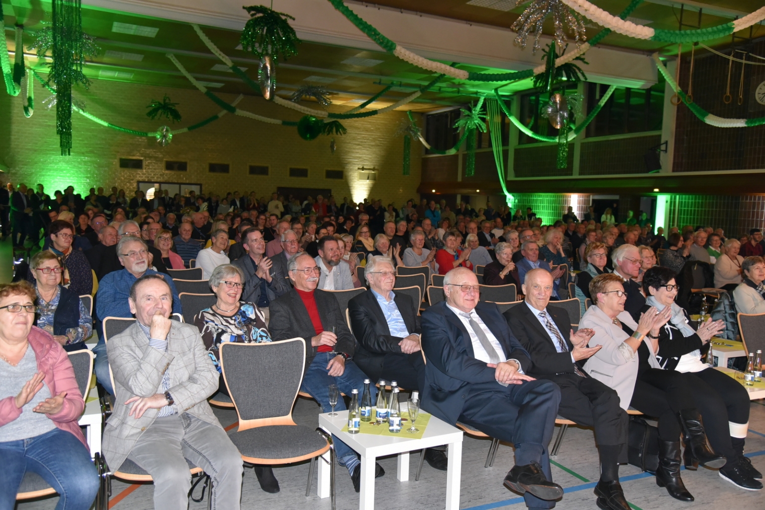 Die Roland-Seidel-Halle war sehr gut besucht zum Neujahrsempfang. In den vorderen Reihen sitzen die Ehrengäste, unter anderem die Ehrenbürger.