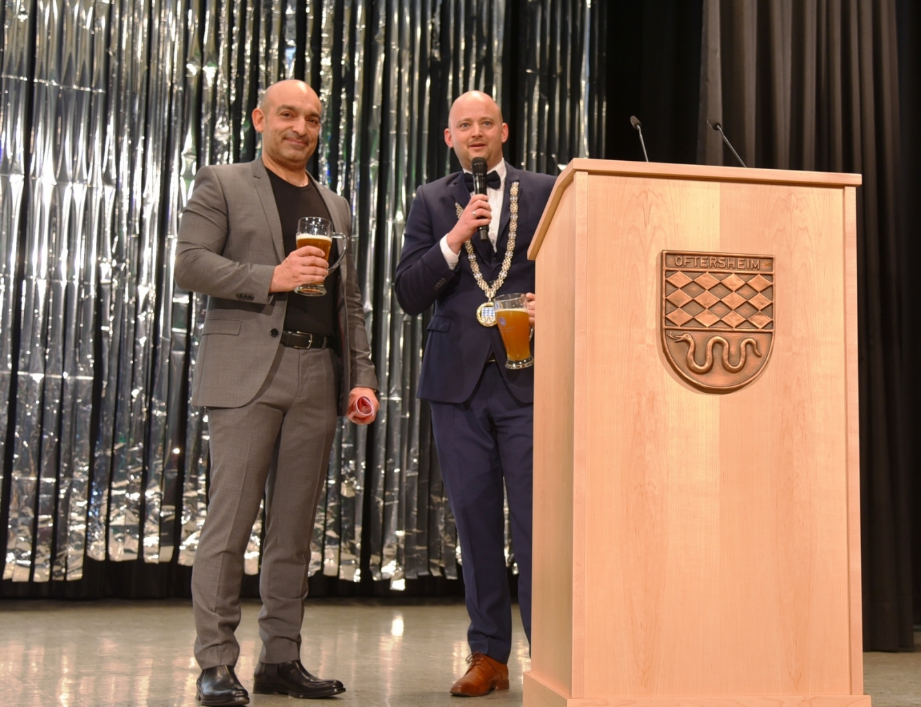Sein Auftritt war eine gelungene Überraschung. Der Kabarettist Django Asül präsentierte seinen Jahresrückblick auf 2022. Nach seinem Auftritt stieß Bürgermeister Pascal Seidel mit dem Niederbayern mit einem Bier an.