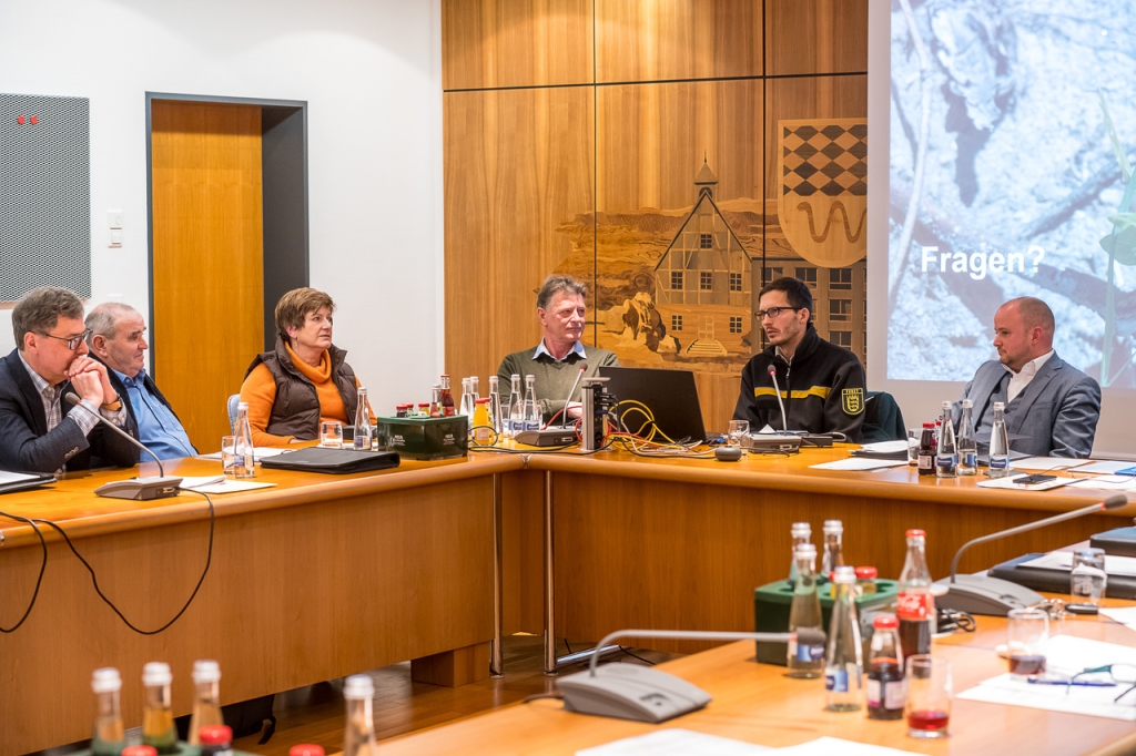 Von links nach rechts: Gemeinderat Tillmann Hettinger, Gemeinderat Herbert Gieser, Kämmerin Sylvia Fassott-Schneider, Revierförster Robert Lang, Forstbezirksleiter Philipp Schweigler, Bürgermeister Pascal Seidel (Bildquelle: Ralf Lackner) Von links nach rechts: Gemeinderat Tillmann Hettinger, Gemeinderat Herbert Gieser, Kämmerin Sylvia Fassott-Schneider, Revierförster Robert Lang, Forstbezirksleiter Philipp Schweigler, Bürgermeister Pascal Seidel (Bildquelle: Ralf Lackner)
