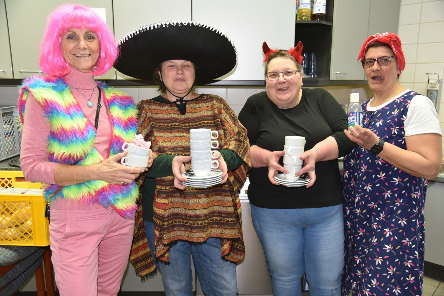 Auch das Team des Seniorencafés feierte mit, wenn es nicht gerade Kaffee ausschenkte - Ute Walter, Elisabeth Groß, Ursula Thüring und Marina Kefalogiannis.
