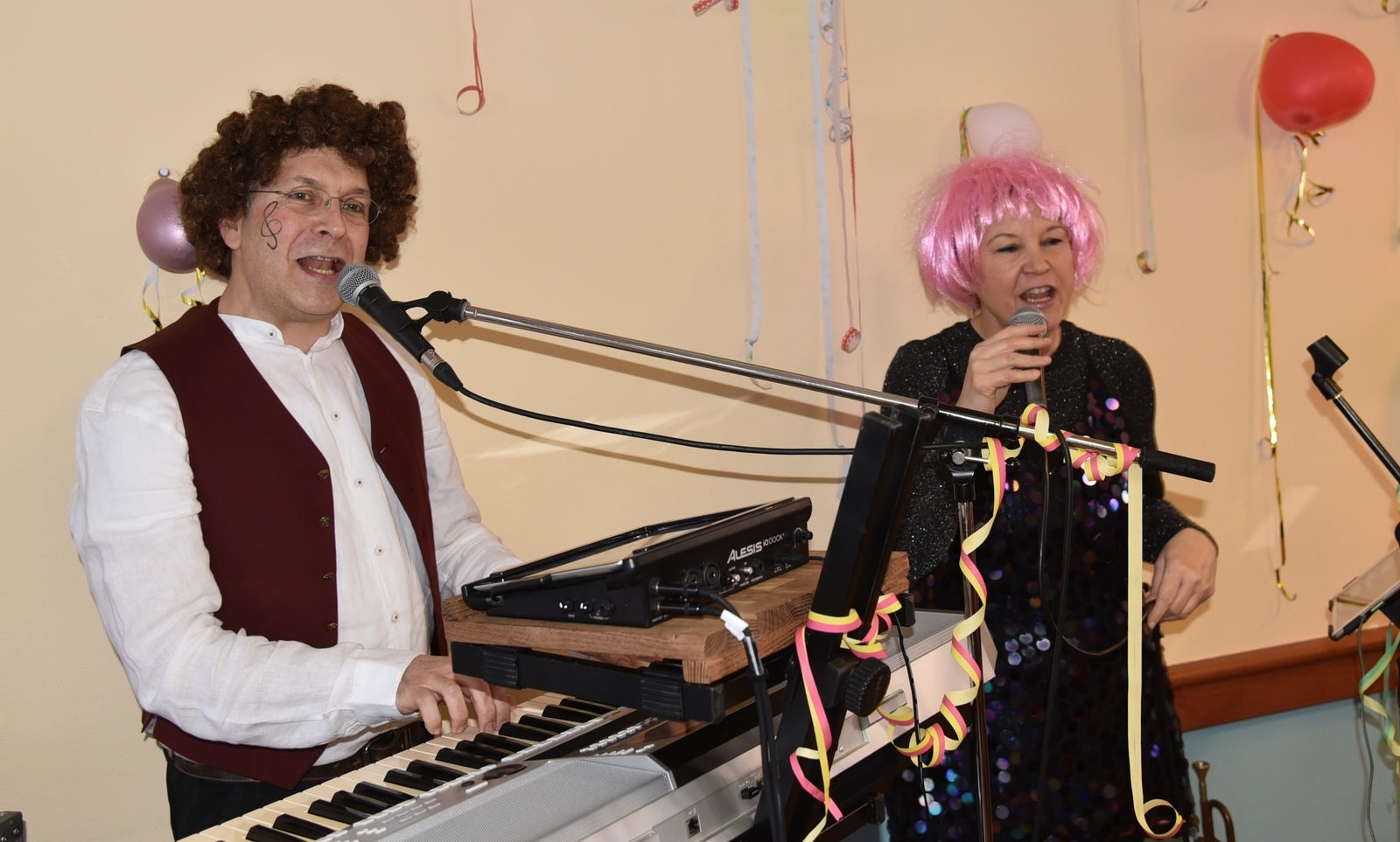 Live-Musik kam von Karl-Heinz und Bea passend zum Rosenmontag und zum Mitschunkeln.