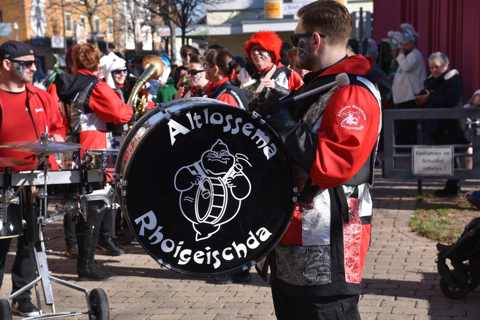 Ein Trommler der Altlossemer Rhoigeischda.