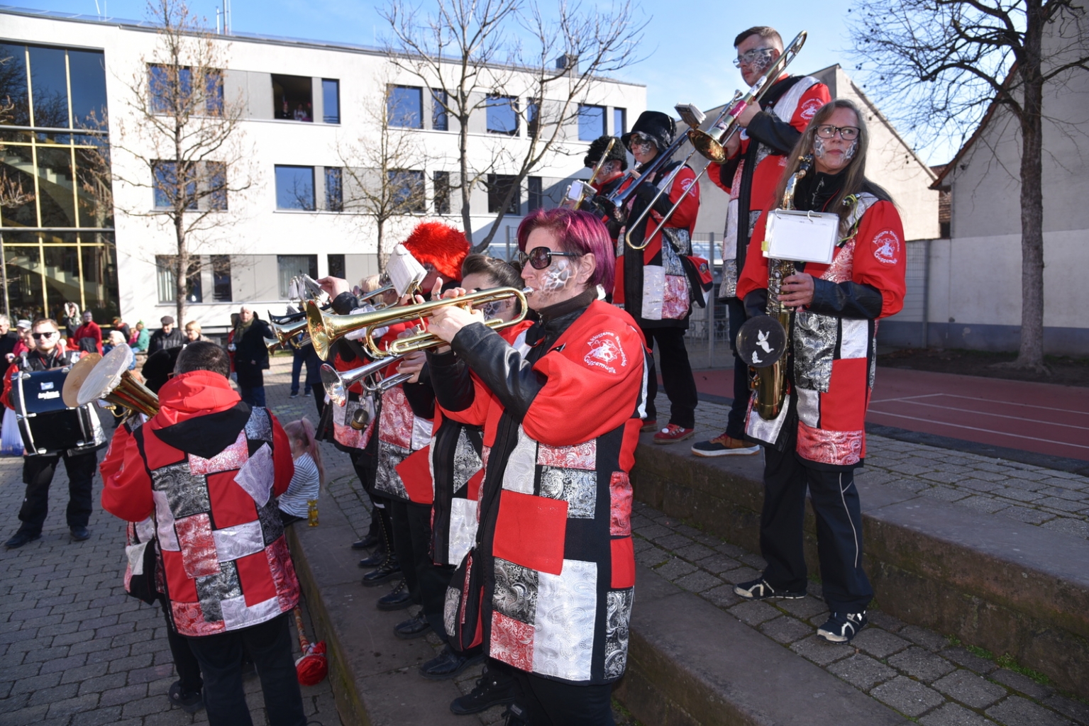 Die Altlossemer Rhoigoischda beim Musizieren. 