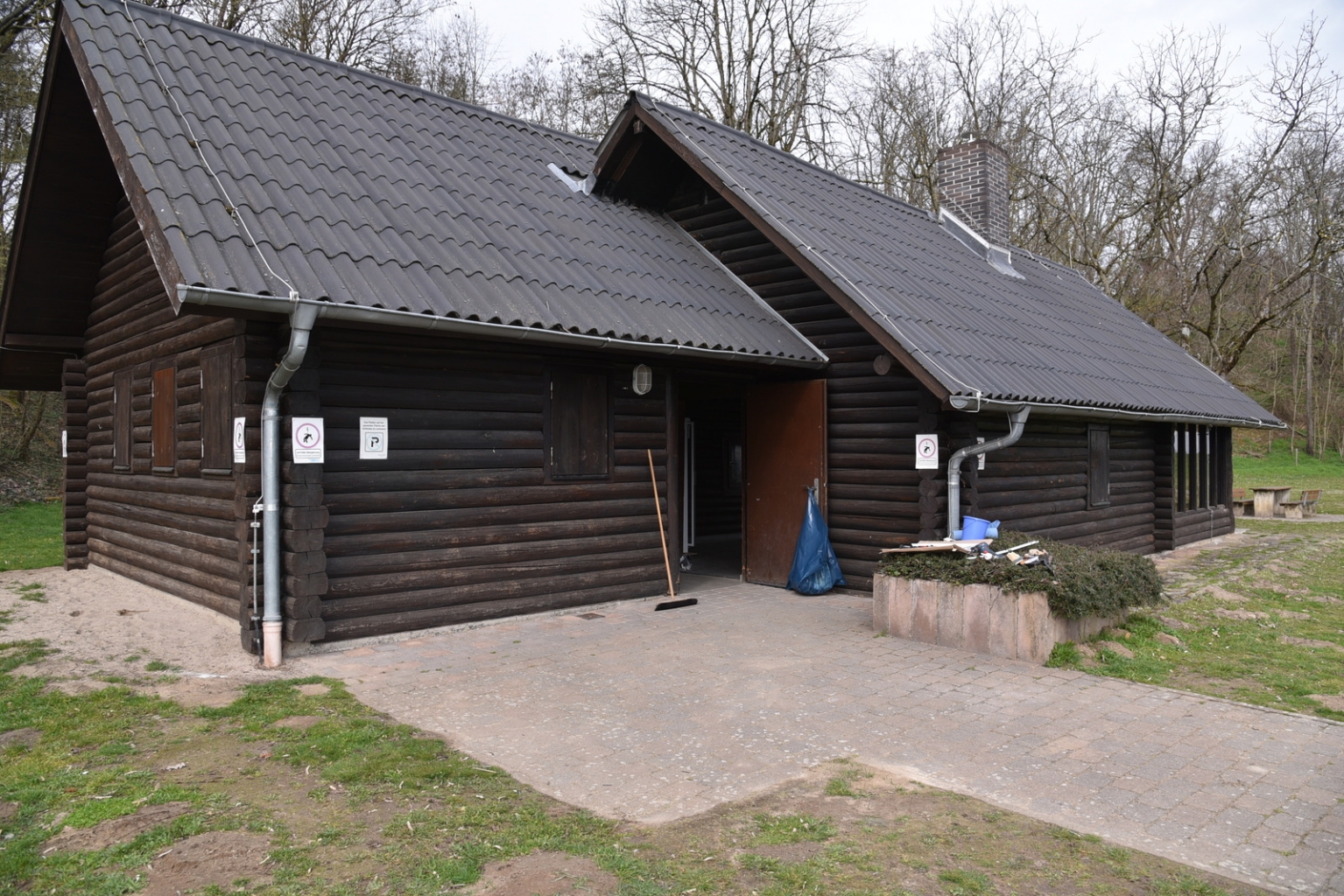 Die Oftersheimer Grillhütte von außen - innen wurde sie verschönert.