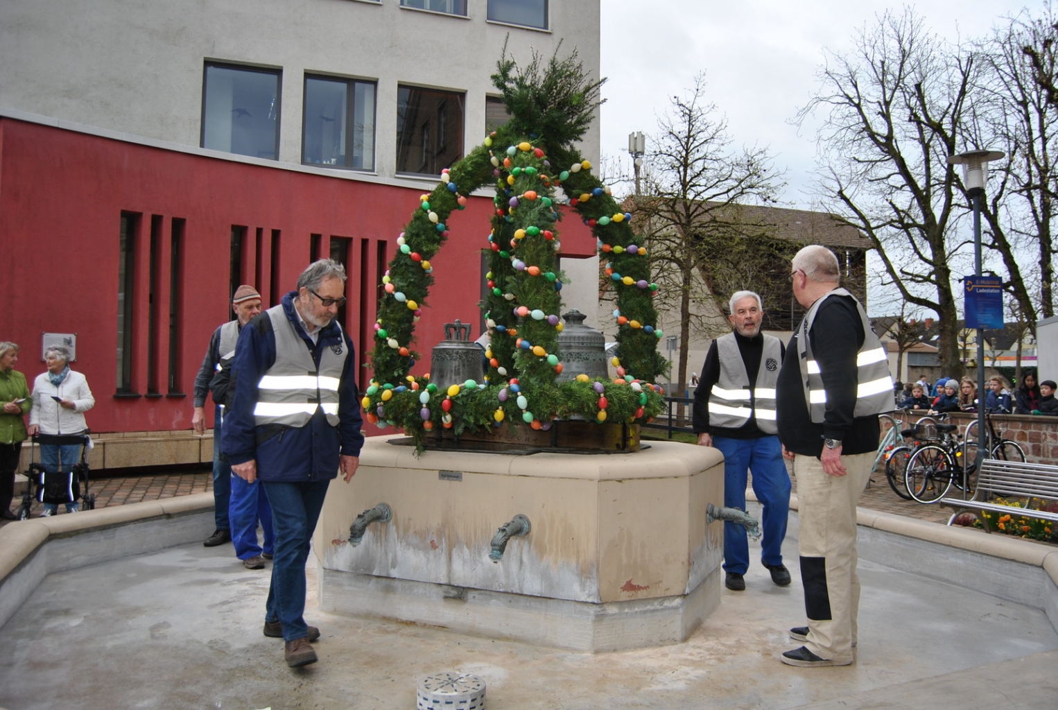 Die Mitglieder des Heimat- und Kulturkreises beim Aufstellen der Osterkrone. Foto: Gemeinde