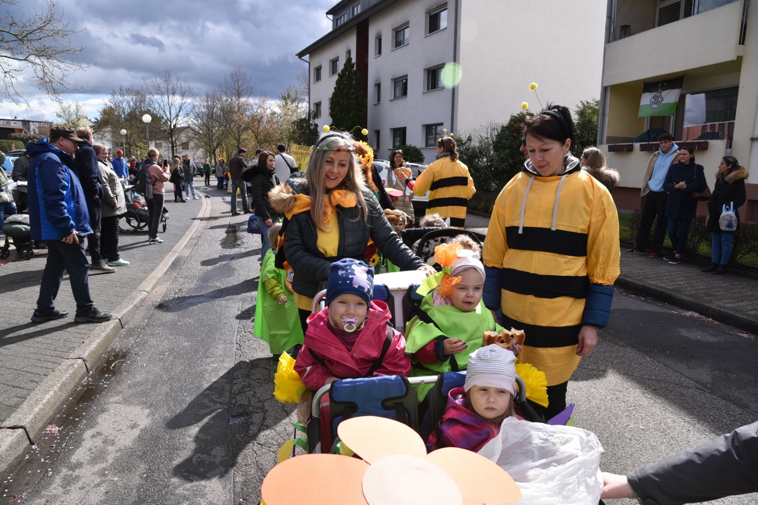 Zahlreiche Bienen waren beim Sommertagszug dabei.