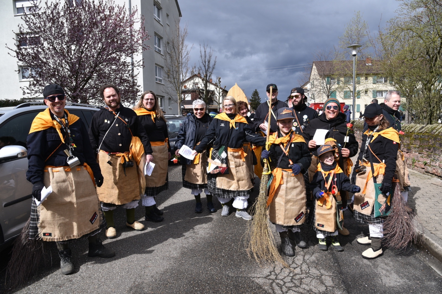 Die Hardtwaldhexen hatten auch ihren Spaß beim Sommertagszug.