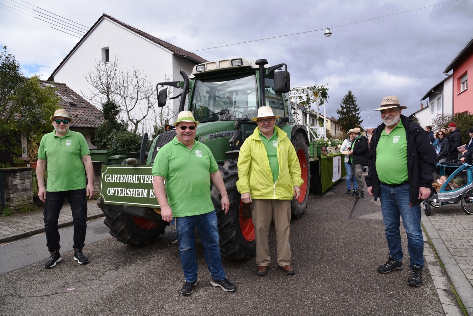 Der Gartenbauverein Oftersheim war auch mit einem Wagen beim Sommertagszug dabei.