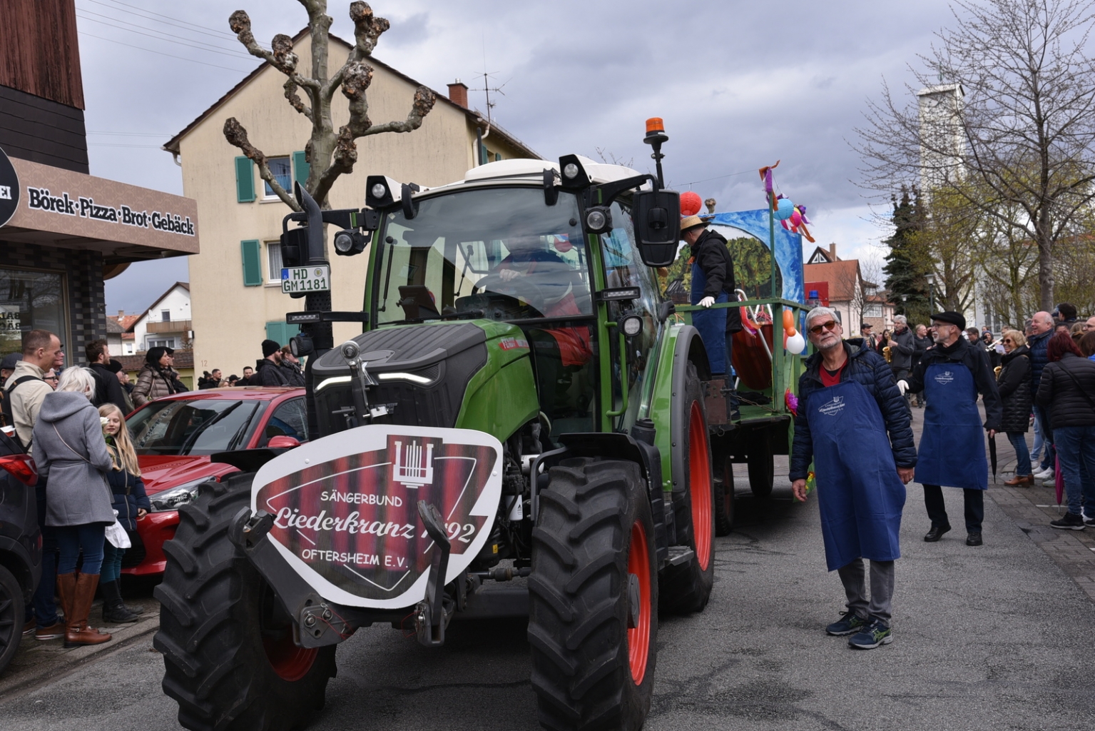 So mancher Verein hatte einen Wagen dekoriert, der von einem Traktor gezogen wurde.