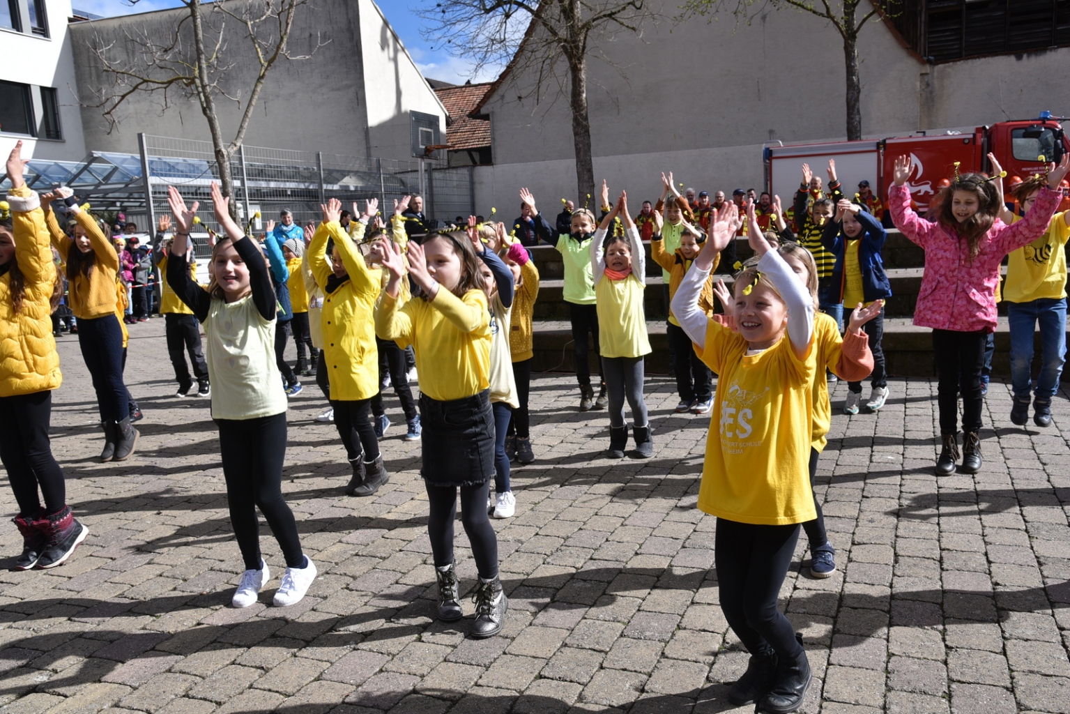 Bienen aus der 1a und 1b tanzten im Schulhof.