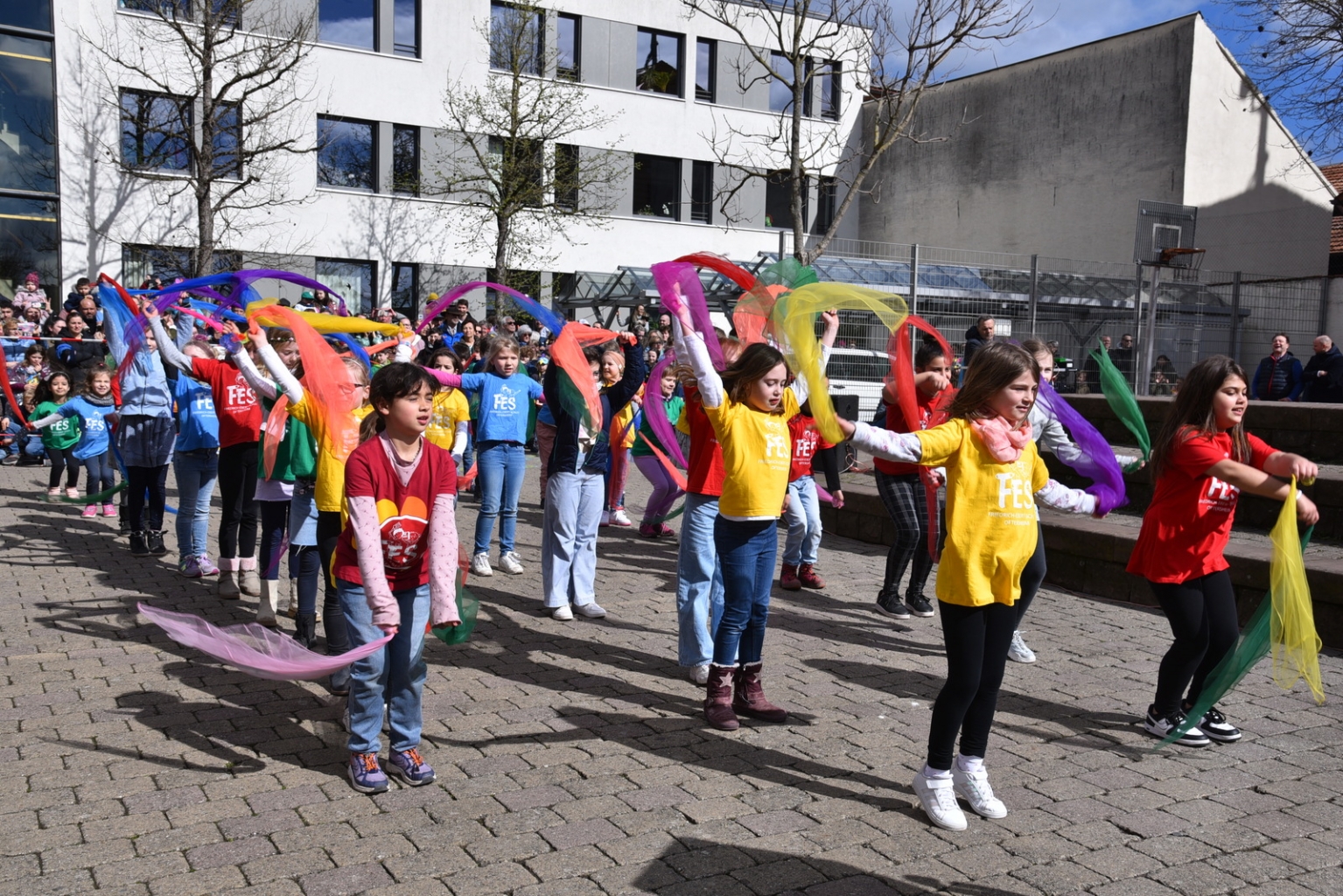 Die Lollipop AG der FES wirbelte mit bunten Tüchern.