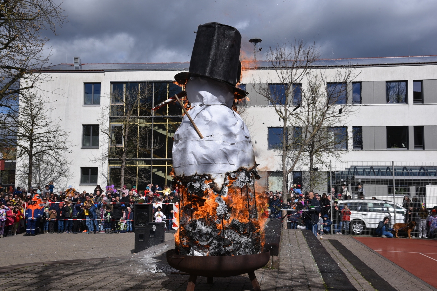 Der Winter wurde standesgemäß verabschiedet, indem der Schneemann verbrannt wurde.
