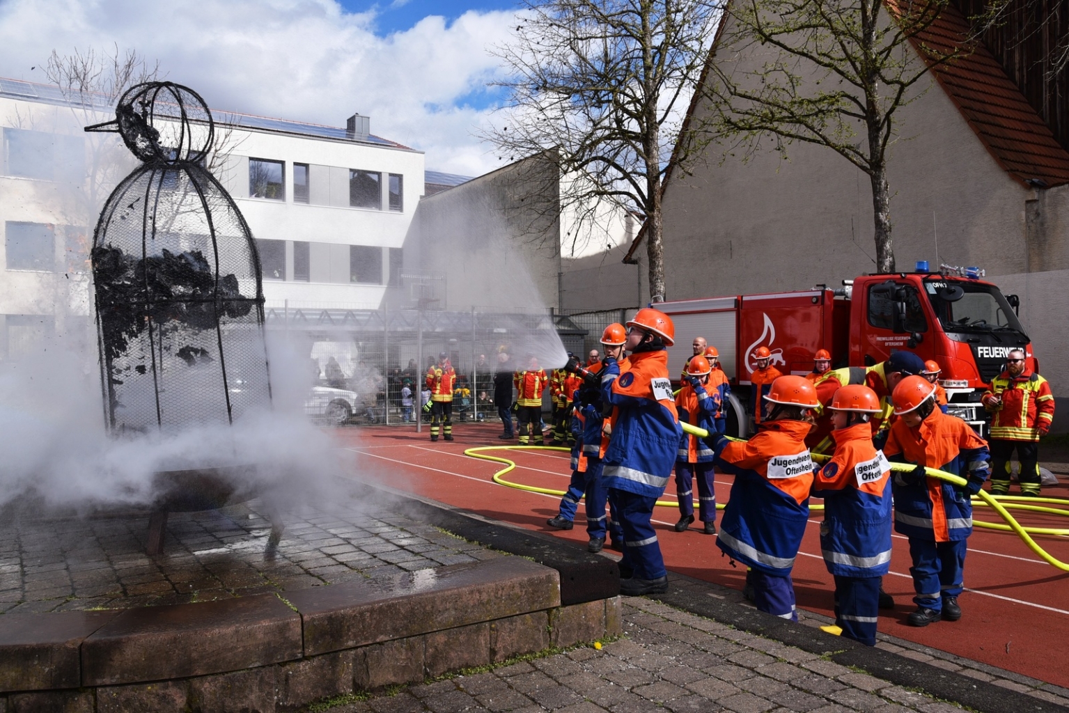 Der Feuerwehr-Nachwuchs durfte dann löschen.
